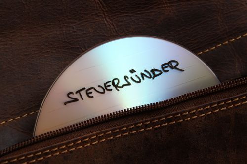 CD mit Aufschrift Steuersünder